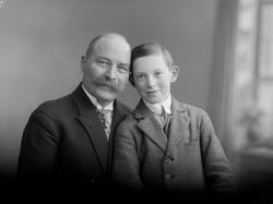 A. Fløistad med en gutt