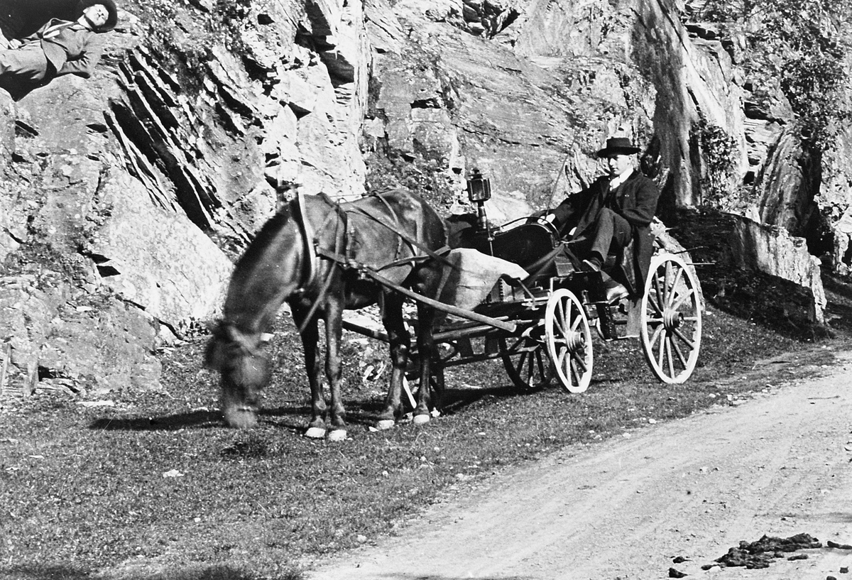 Oppland, Kvamsporten i Gudbrandsdalen. ukjent mann med hest og vogn i ei fjellskjæring, Gudbrandsdalsvegen, senere riksveg, europaveg, (utsnitt HHB-08723)
