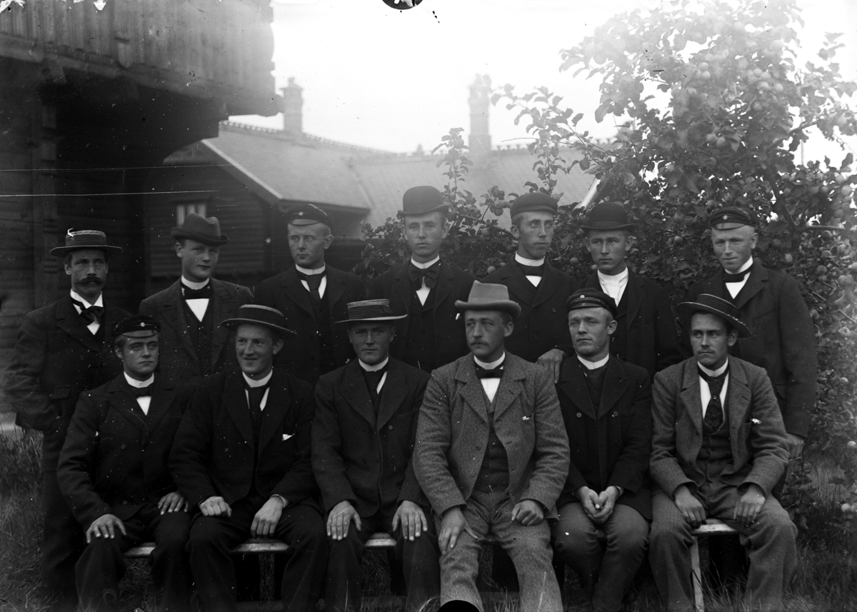 Fra Jønsberg landbruksskole, antagelig før 1910. Nr. 4 fra venstre er Nils Stenberg, lærer på Jønsberg 1896-1916. De andre er ukjente. 