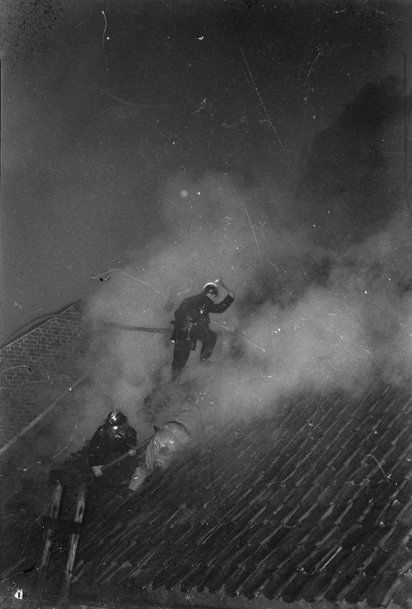 Brann i St. Jørgensveita 7. Brannmenn på taket