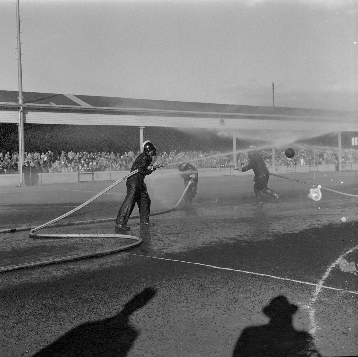 Brannmannsdagen 1958. Brannmenn spiller ball med vannslanger
