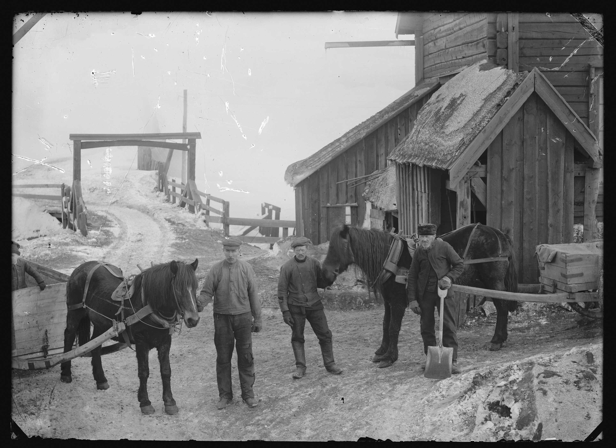 Malmkjørere med hester og vogner ved øvre enden ved smeltehytta på Røros. Sagbrua i bakgrunnen.