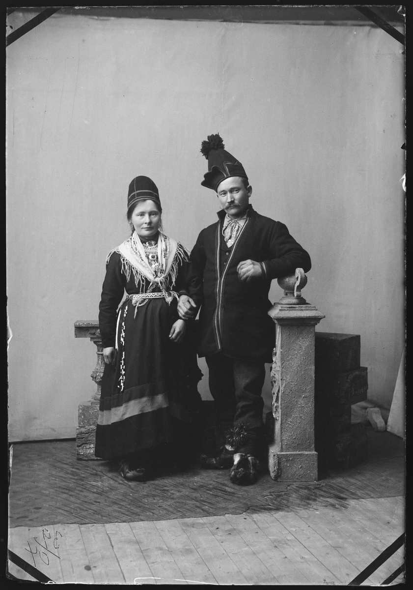 Portrett av par i samisk drakt