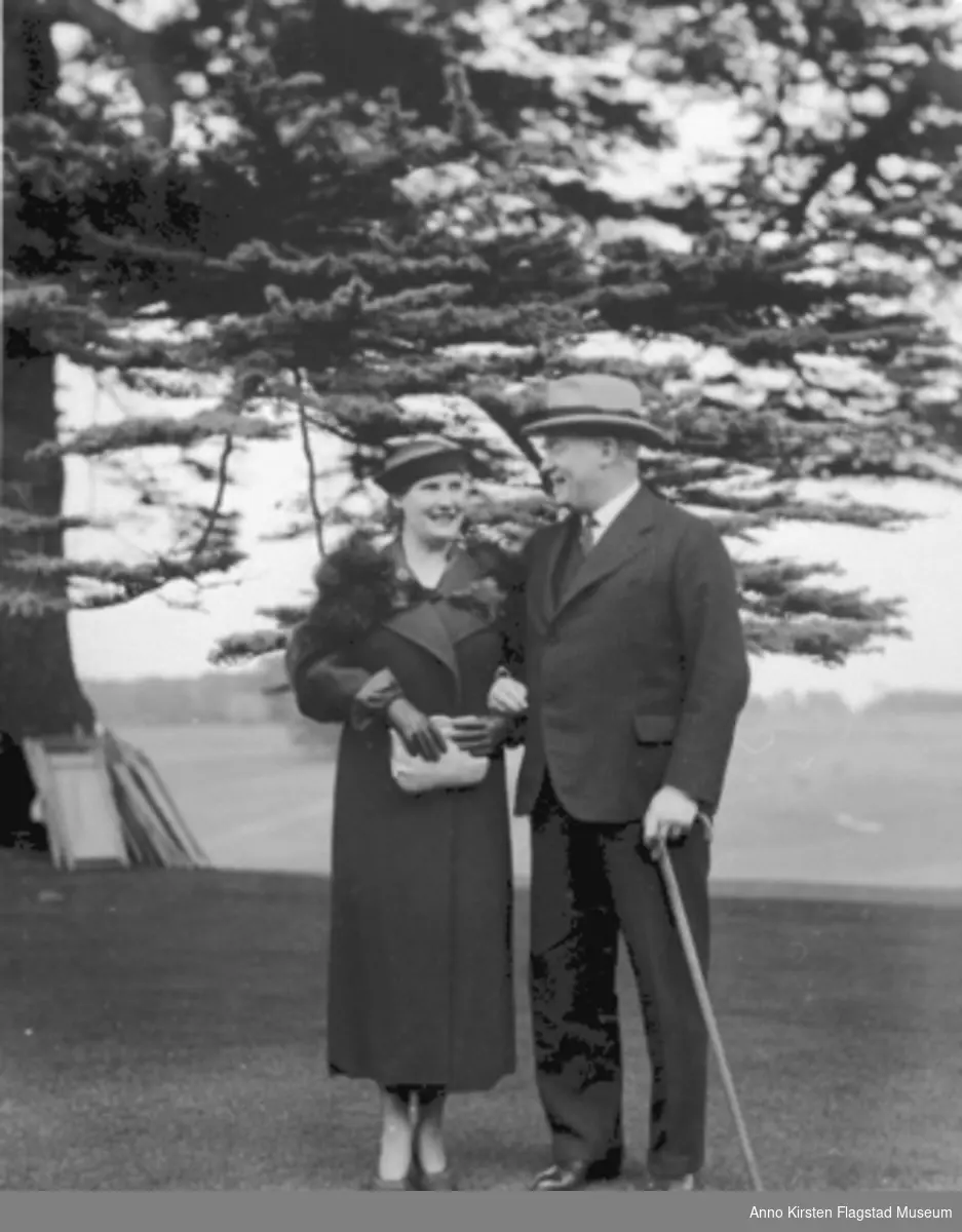Kirsten Flagstad og ektemannen Henry Johansen i London 1938. Kirsten Flagstad and her husband Henry Johansen in London 1938. 
