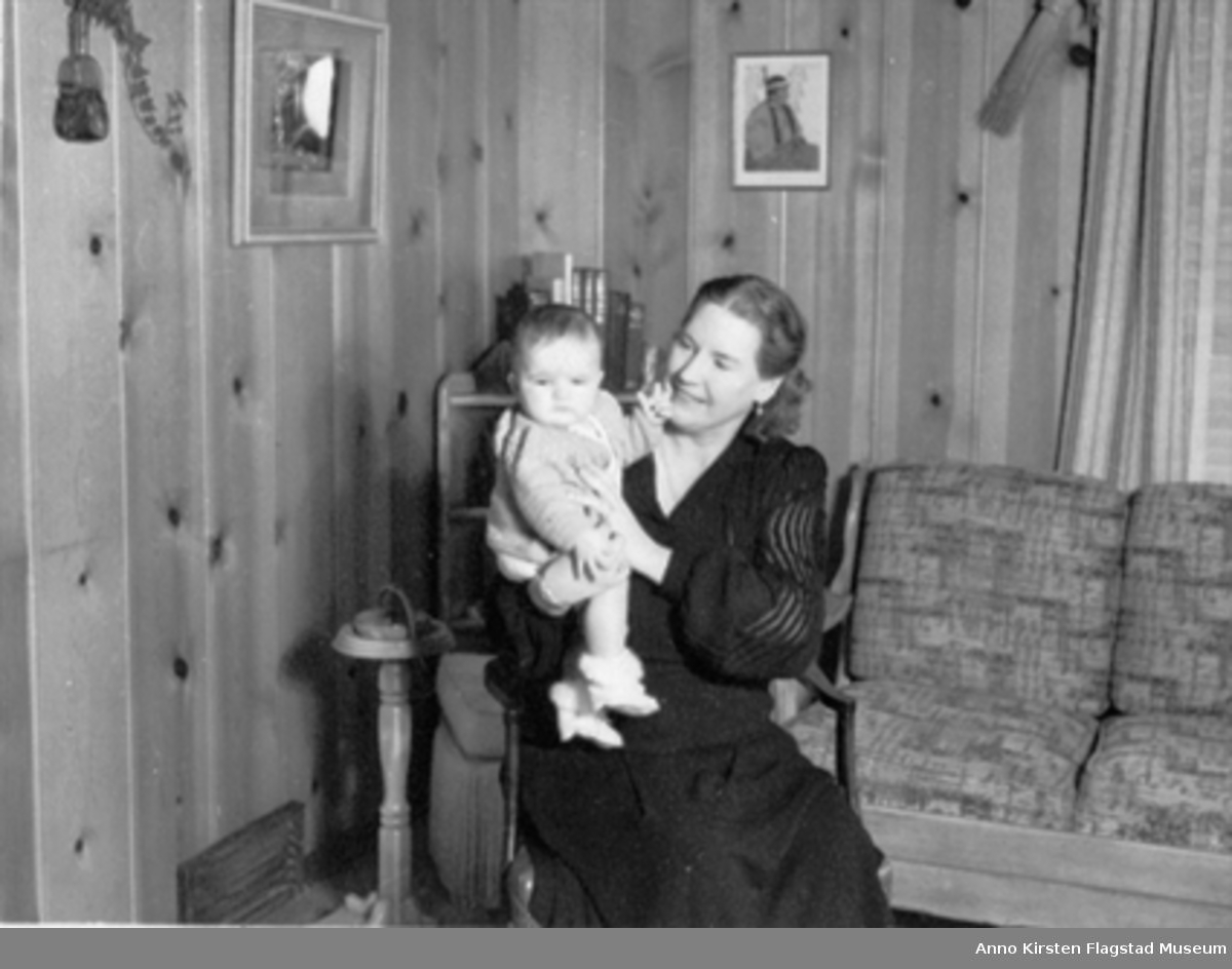 Kirsten Flagstad og hennes dattersønn Sigurd Hall Dusenberry i Bozeman, Montana mars 1947. Kirsten Flagstads første besøk etter annen verdenskrig (1940-45). Kirsten Flagstad and her grandchild Sigurd Hall Dusenberry in Bozeman, Montana March 1947. Kirsten Flagstad's first vist after The Second World War (1940-45). 