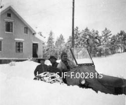 Traktor (Ferguson Gråtass) med halvbelter, fotografert under