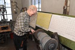 Smeden Oddbjørn Knudsen (f. 1935) polerer eggpartiet på ei n