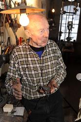 Smeden [Karl] Oddbjørn Knudsen (f. 1935), fotografert under 