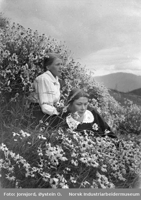 to unge kvinner i blomsterenga