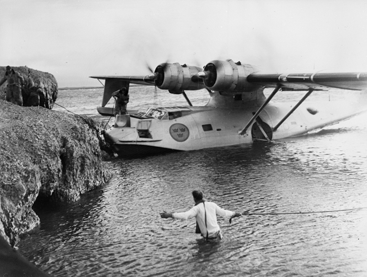 Förtöjning av flygplan TP 47 Catalina vid klippa till sjöss.
