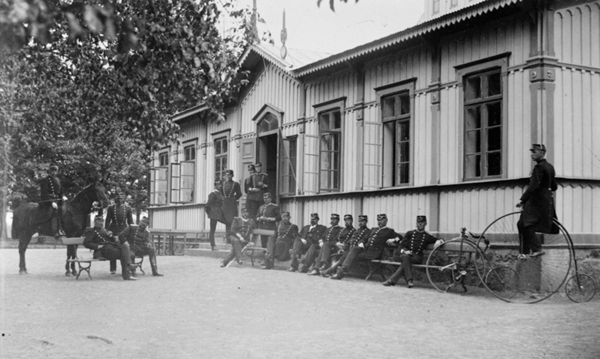 Officerare ur livgrenadjärregementet framför officerssalongen på Malmen.