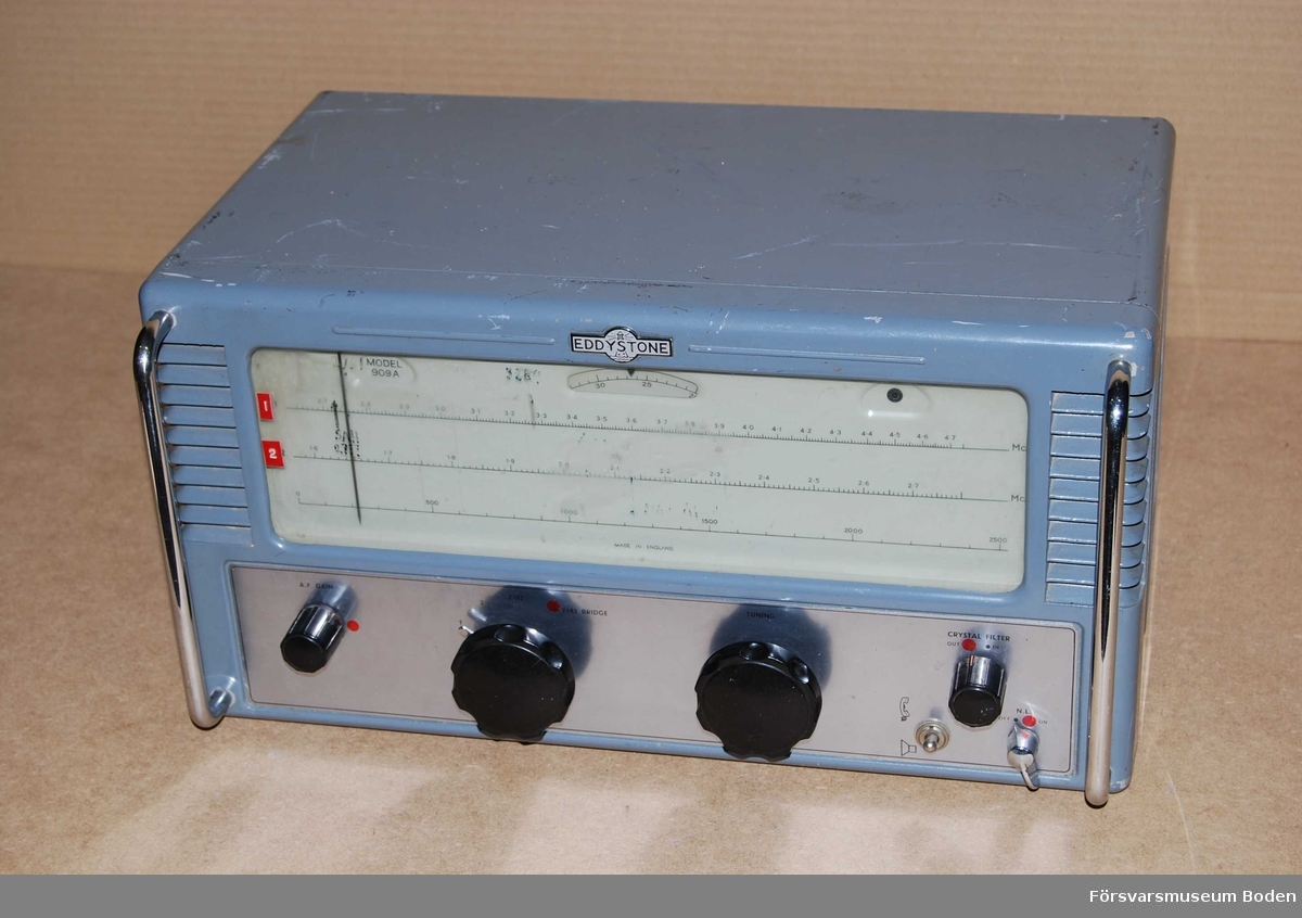 Från ca 1959-1963. Modellen är speciellt tillverkad för svensk sjöradiotrafik. Frekvensområde 1,6 - 4,7 MHz uppdelat i två band, samt ett kristallstyrt läge för nödfrekvensen 2,182 MHz