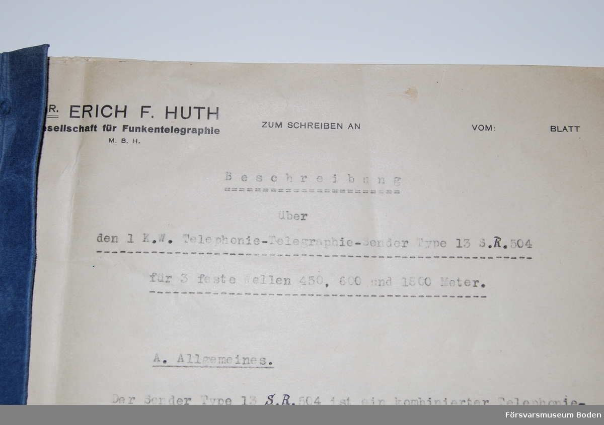 Häfte med 10 sidor som hör till den sändare från firma Dr. Erich F. Huth som installerades vid Boden Radio i början av 1920-talet. Skriven på tyska och innehåller en beskrivning av utrustningen samt handhavande. Innehåller hänvisningar till bildbilaga, vilken saknas. Se även FMB.000011.
