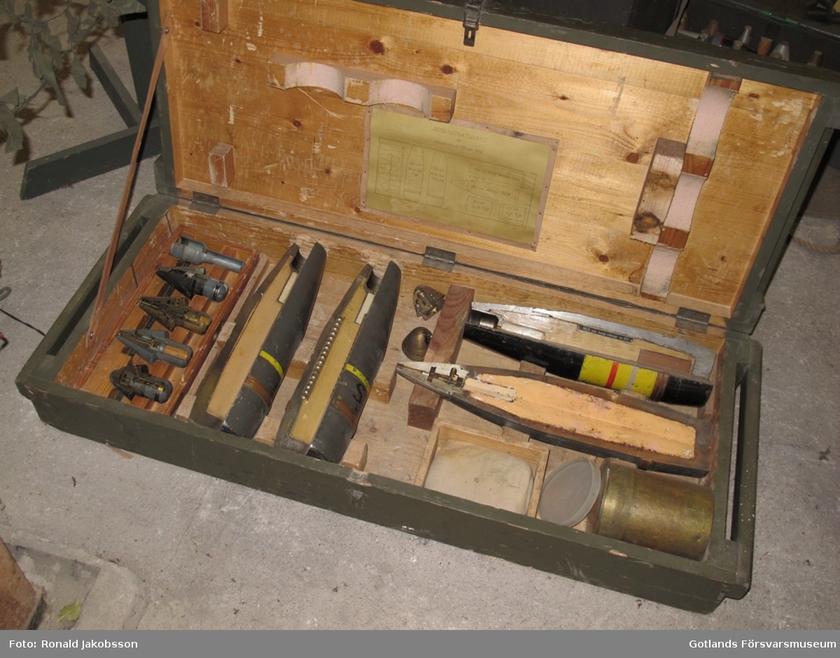 Demonstrationsammunition i låda.
Div 10,5 cm granater och tändrör.
Till 10,5 cm Haubits m/1939 och m/1940
Uppskurna.