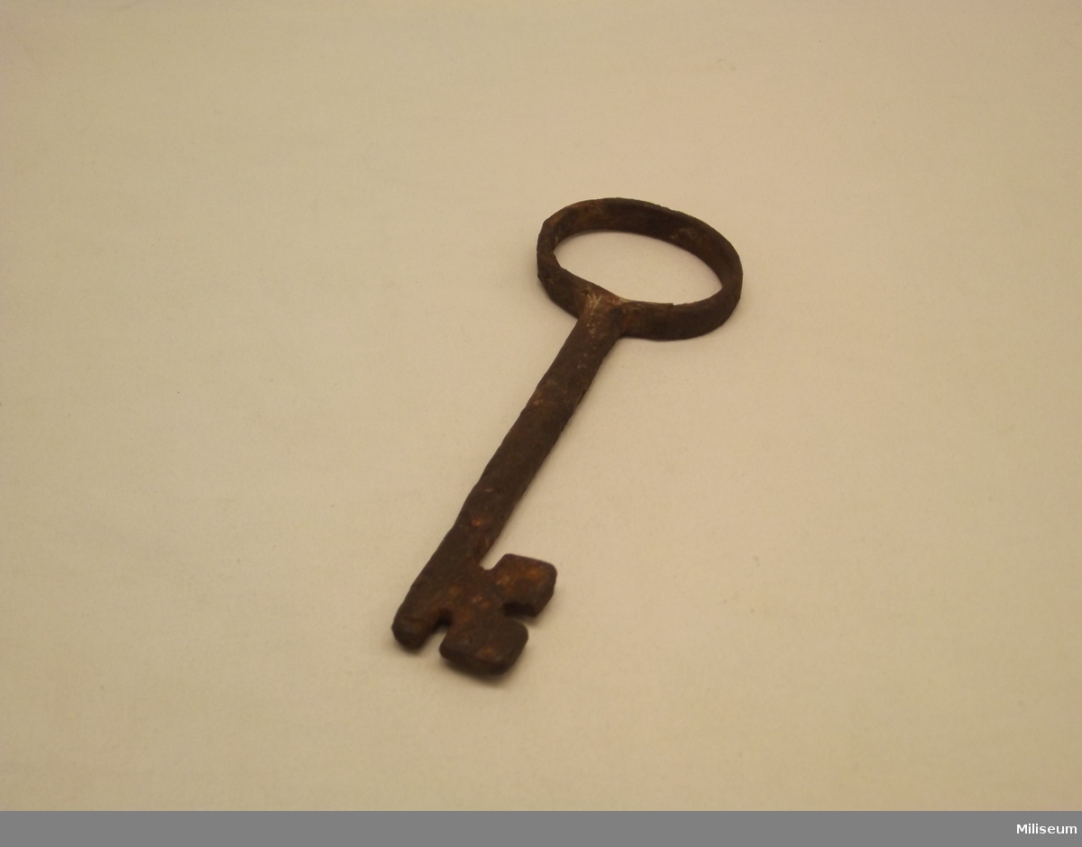 Nyckel till Jönköpings slott. 
Nyckeln gick, enligt traditionen, till en av byggnaderna på slottets förborg.