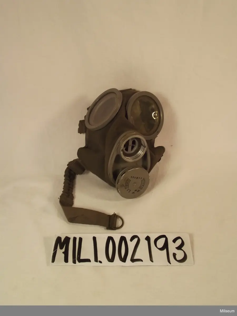 Gasmask m/1936 i civil behållare 
Del: Civil behållare (skadad).