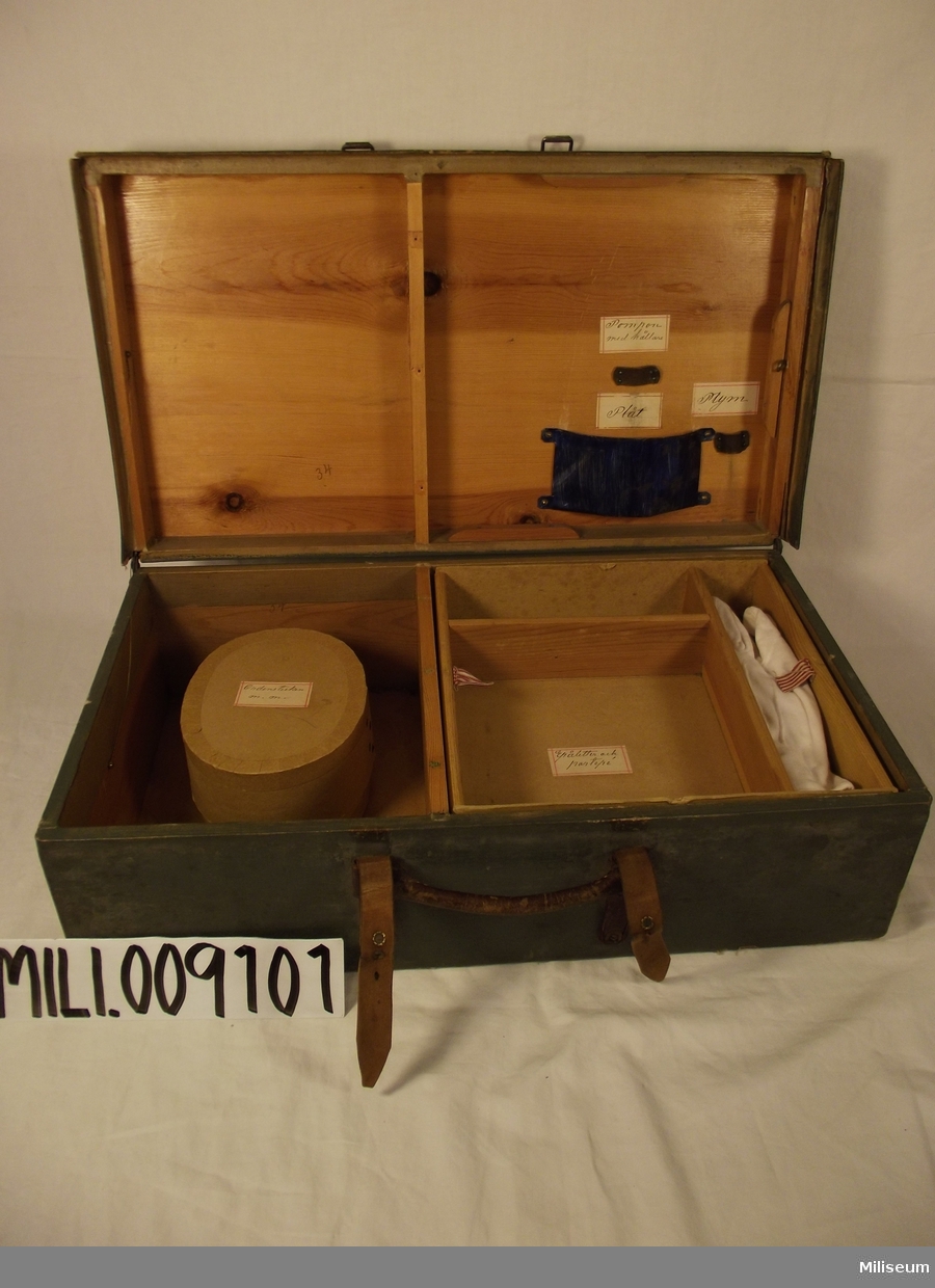 Specialtillverkad packväska för officer användes för uniformstillbehör ca 1900.