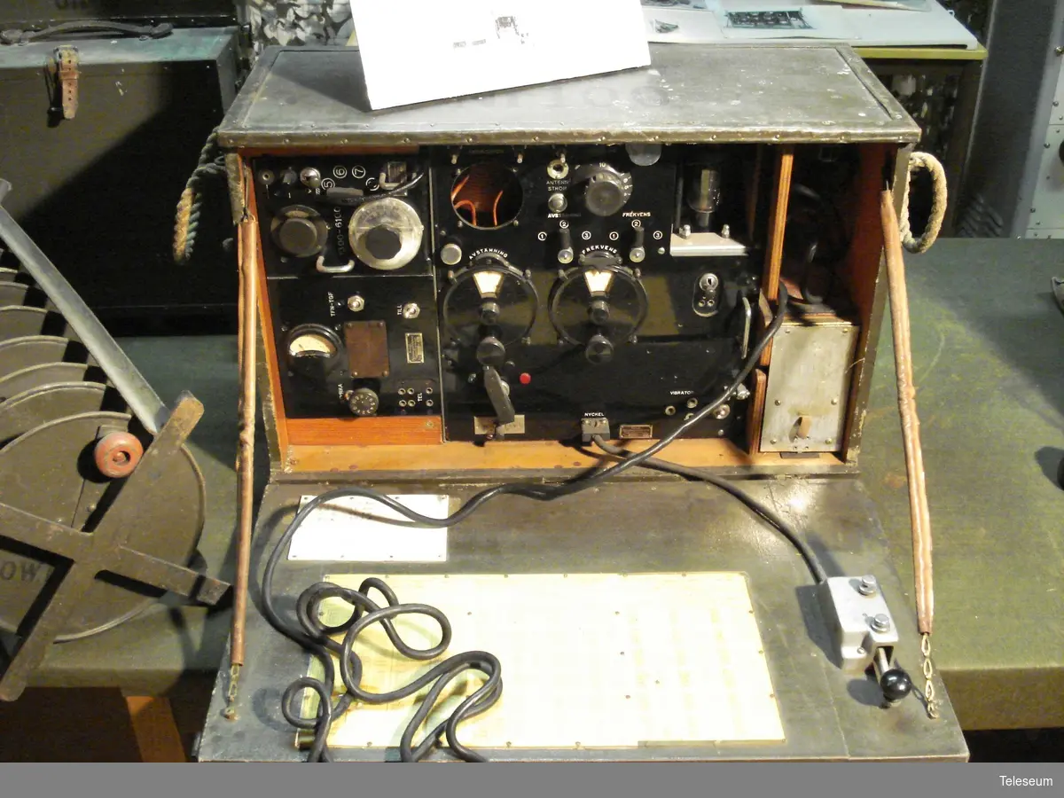 Radions olika enheter monterade i låda märkt 30W Kr No 100.
Kortvågsstation. Stationen drevs med en handgenerator.