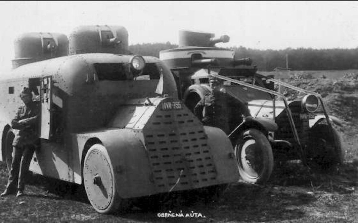 Provisorisk pansarbil byggd på Fiatlastbil (till vänster i bild), italiensk pansarbil av Lanciatyp till höger i bild.