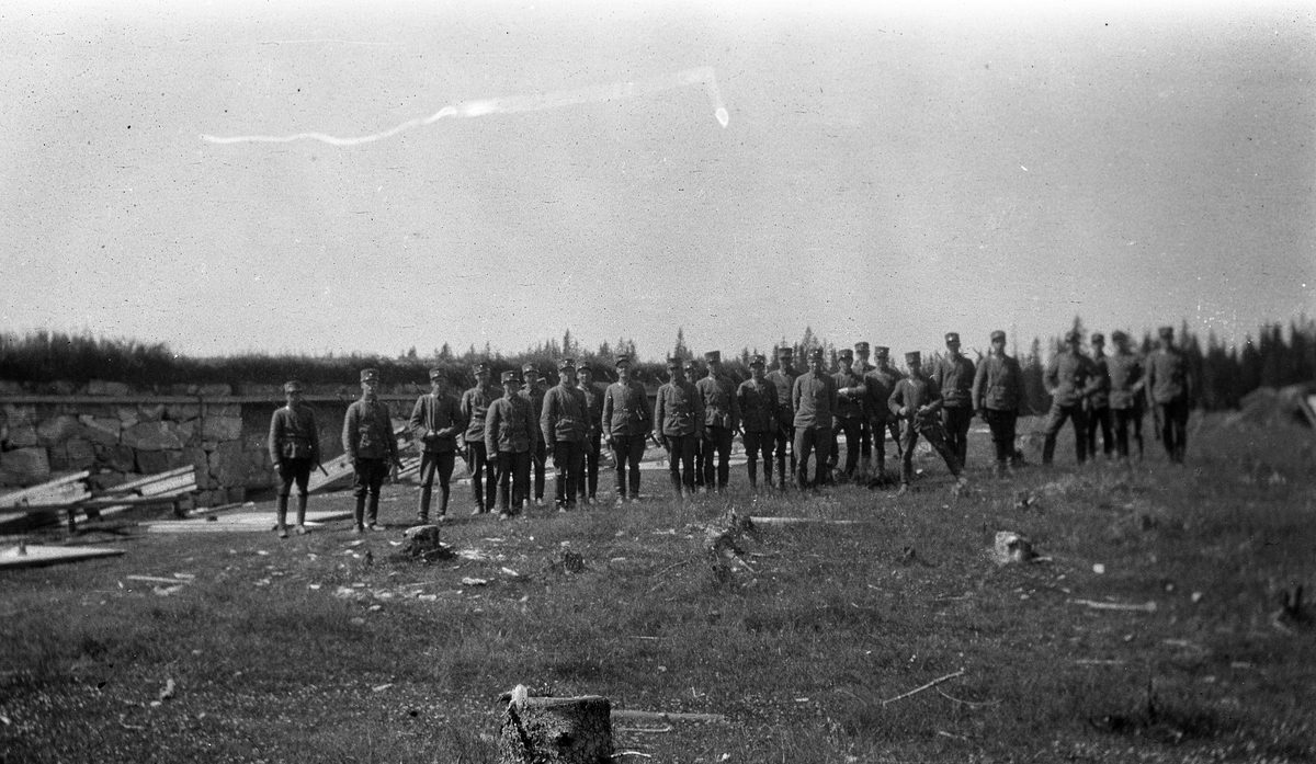 Soldater samlet i terreng.