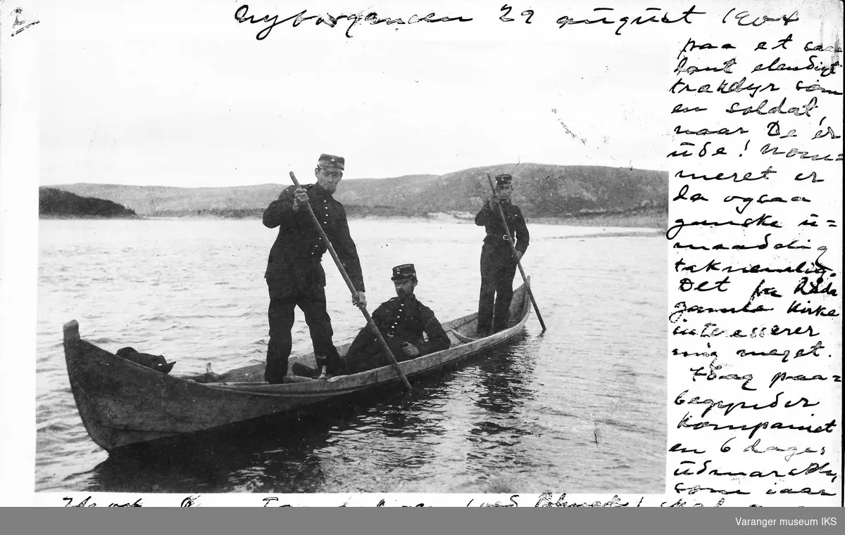 3 menn i uniform i elvebåt på Tanaelva ved Polmak 1904.