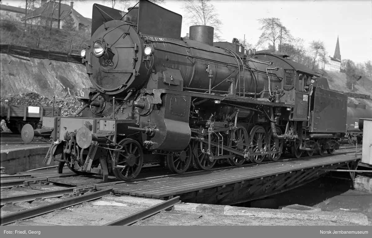 Damplokomotiv type 31b nr. 452 underveis fra Verkstedet Kronstad til Hamar distrikt