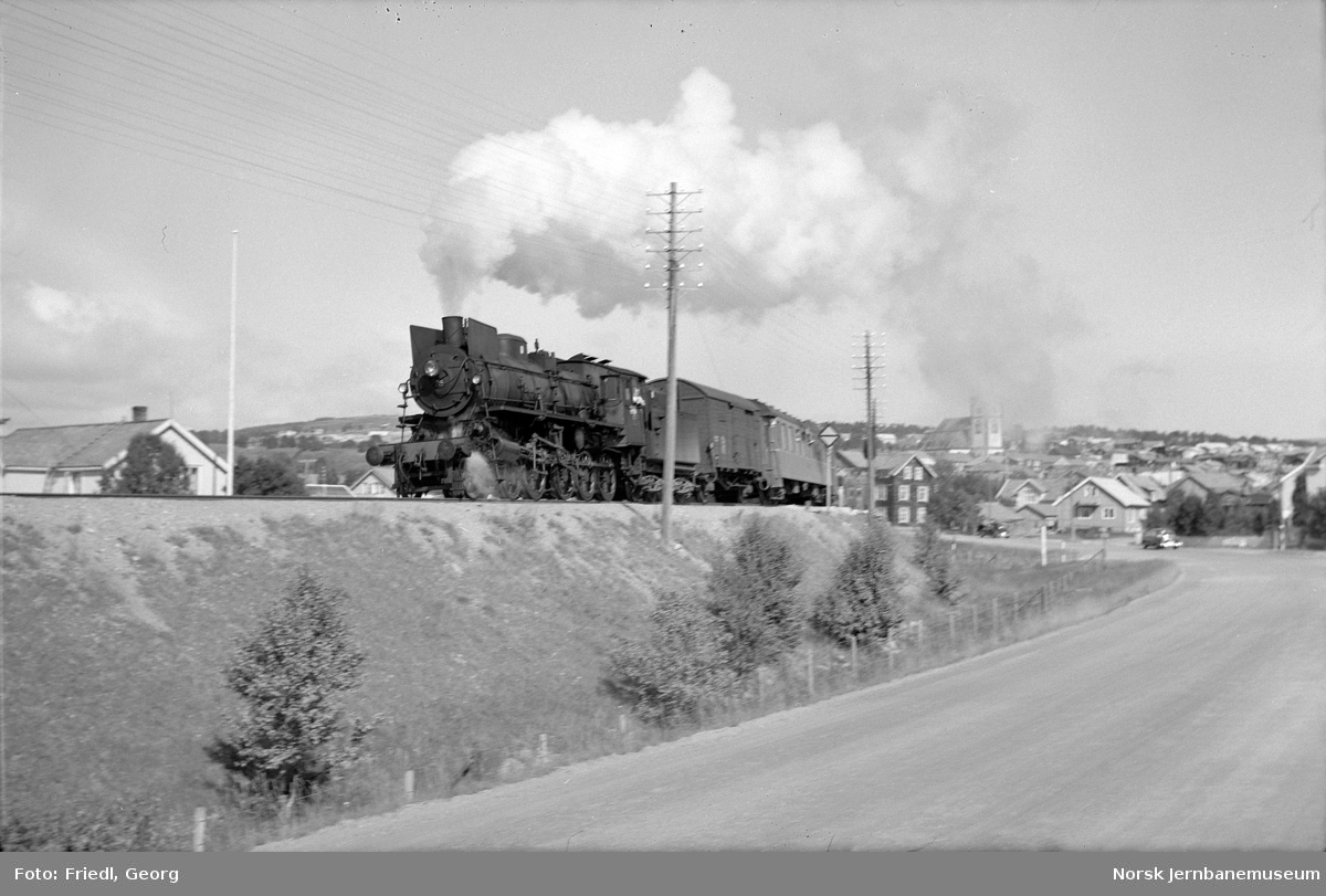 Damplokomotiv type 26a nr. 215 med tog 302 til Oslo på vei ut fra Røros