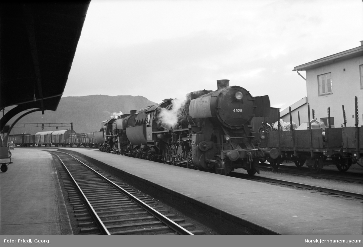 Damplokomotiv type 63a nr. 4929 og 6396 på Trondheim stasjon