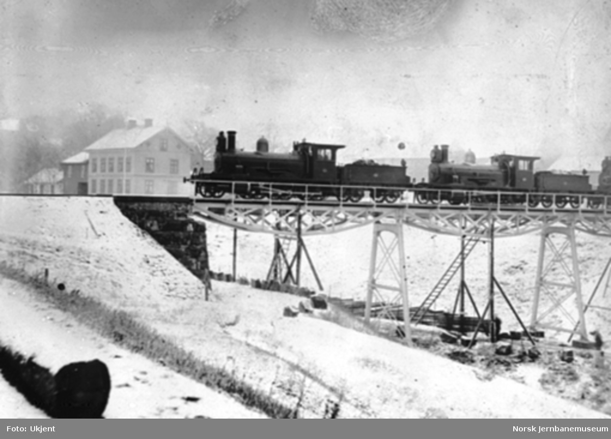 Prøvebelastning av viadukt over Bryggeveien med tre damplokomotiver