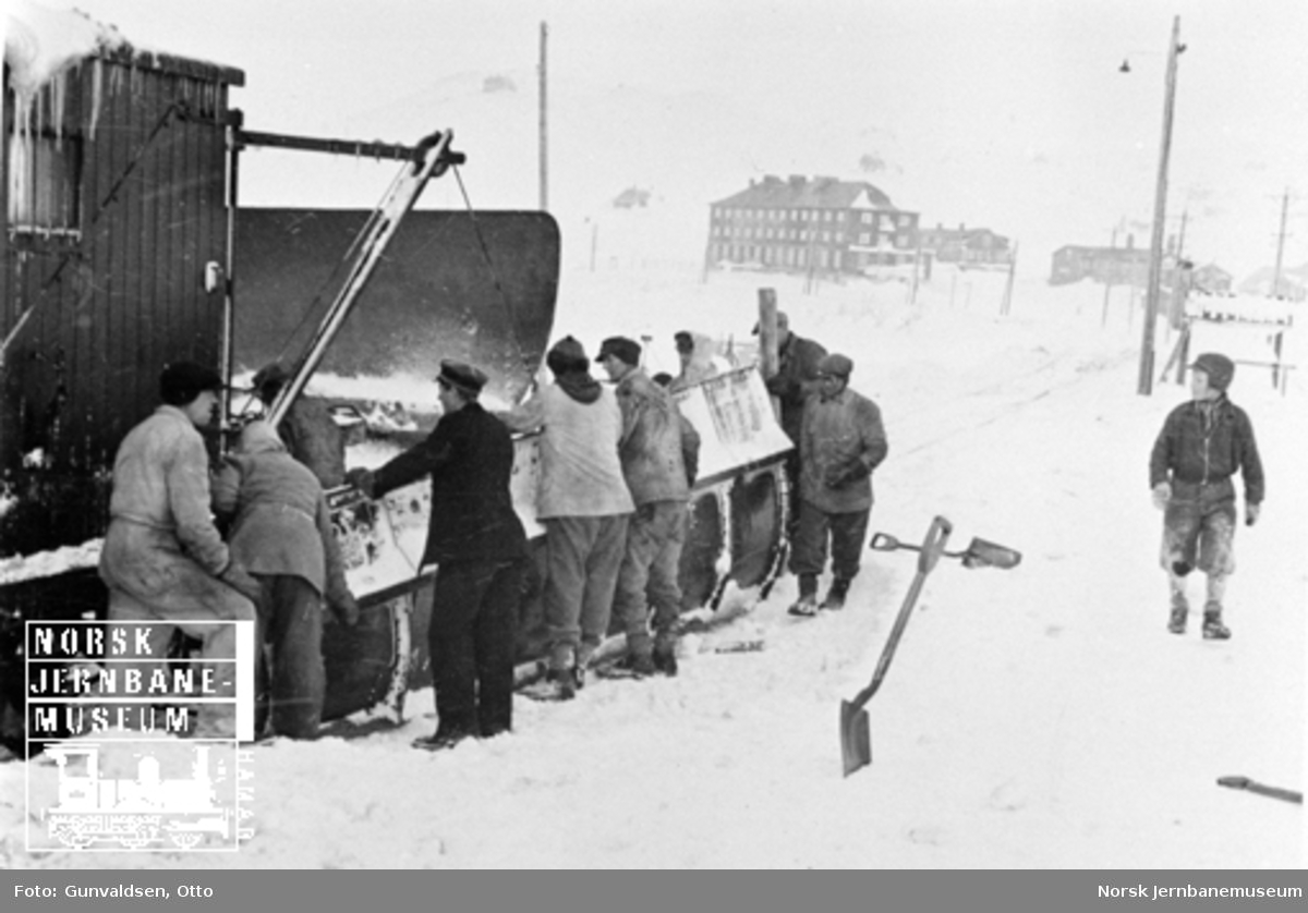 Snøskrape og snøryddingsmannskap på stasjonsområdet på Ustaoset