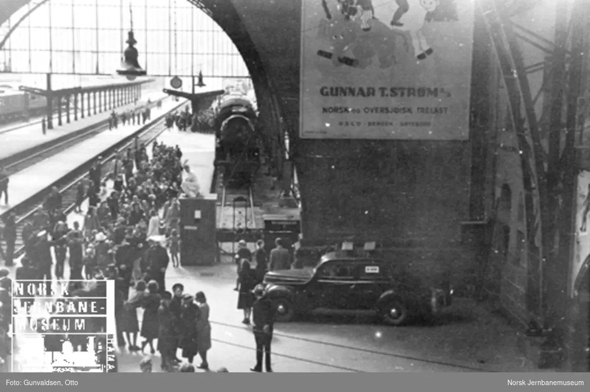 Toghallen på Bergen stasjon mai 1945, hvor nordmenn som hadde sittet i tysk fangenskap kom tilbake