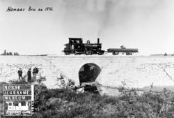 Damplokomotiv nr. 3 med en grusvogn med benk på Hanås bru, t