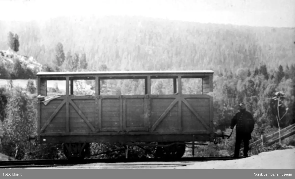 Randsfjordbanens halvåpen vogn (dekket vogn)