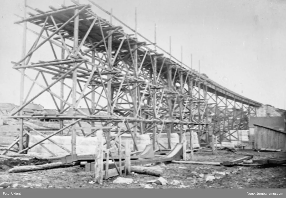 Hølen viadukt under bygging - Norsk Jernbanemuseum / DigitaltMuseum
