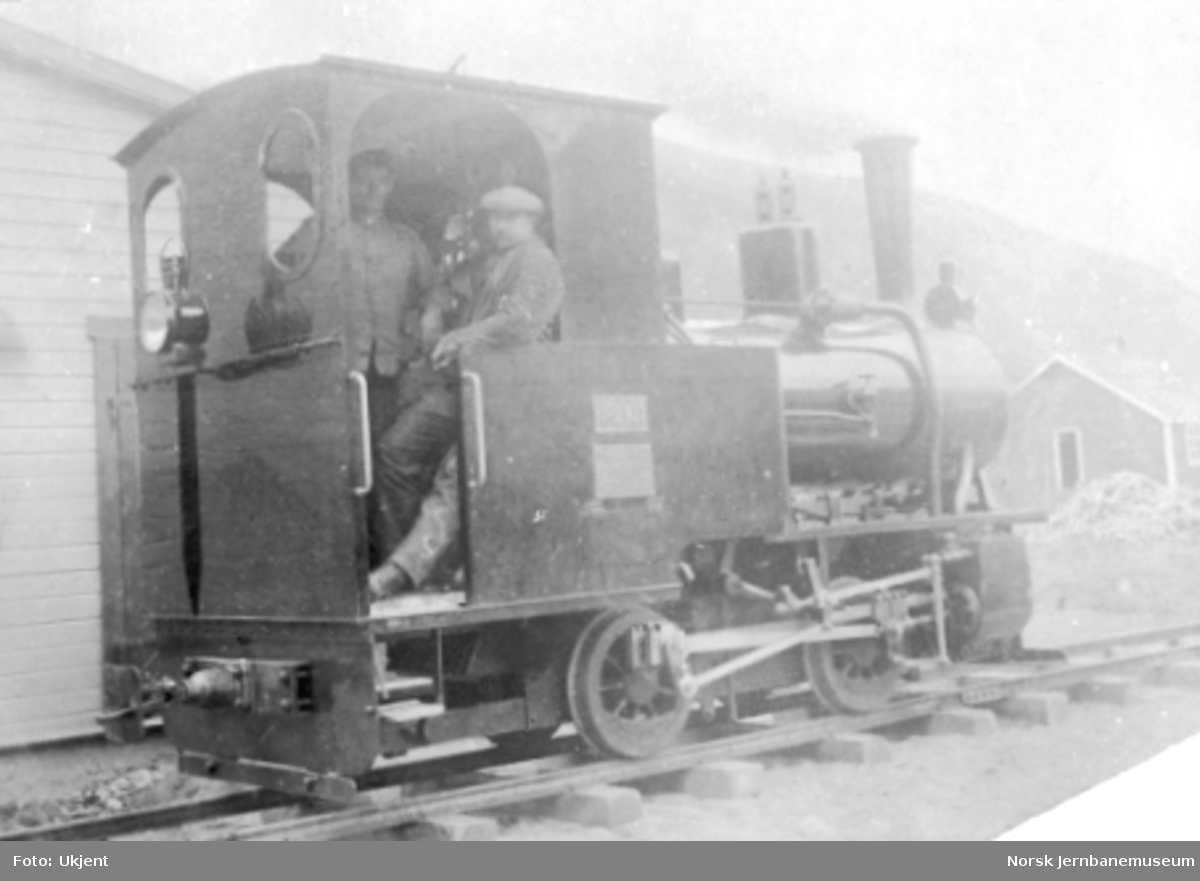 Aurabanens damplokomotiv nr. 1 ferdigmontert