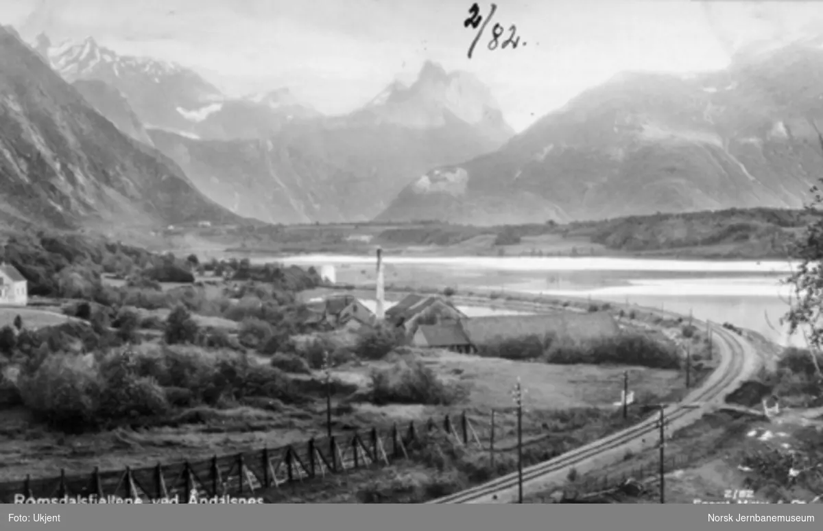 Parti fra Åndalsnes med jernbanen i forgrunnen og Romsdalsfjellene i bakgrunnen