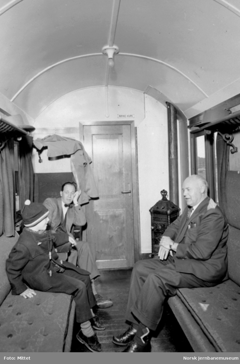 Reisende i 1. klasse-avdelingen i en personvogn på Hølandsbanen