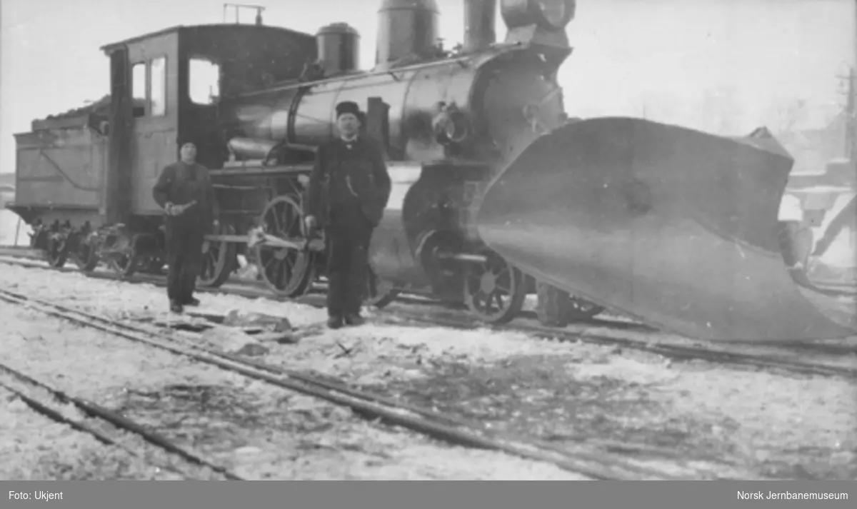 Damplokomotiv type XXIIIb nr. 47 med stor frontplog og personale på Hamar stasjon