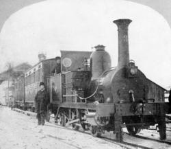 Damplokomotiv nr. 3 foran to personvogner og en godsvogn og 