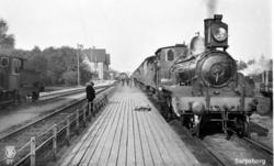 Damplokomotiv type 13a foran persontog på Sarpsborg stasjon