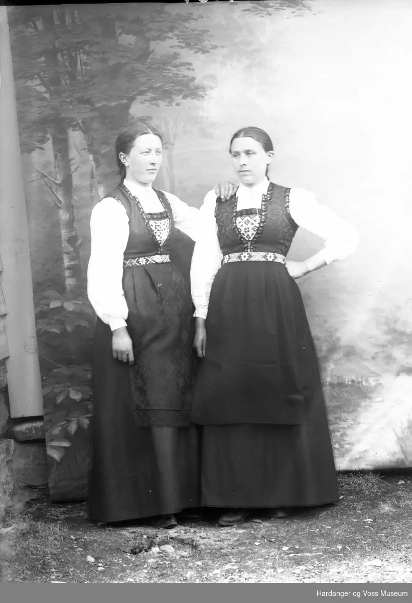 Anna O. Frøynes og Guro L. Sandstå i bunad