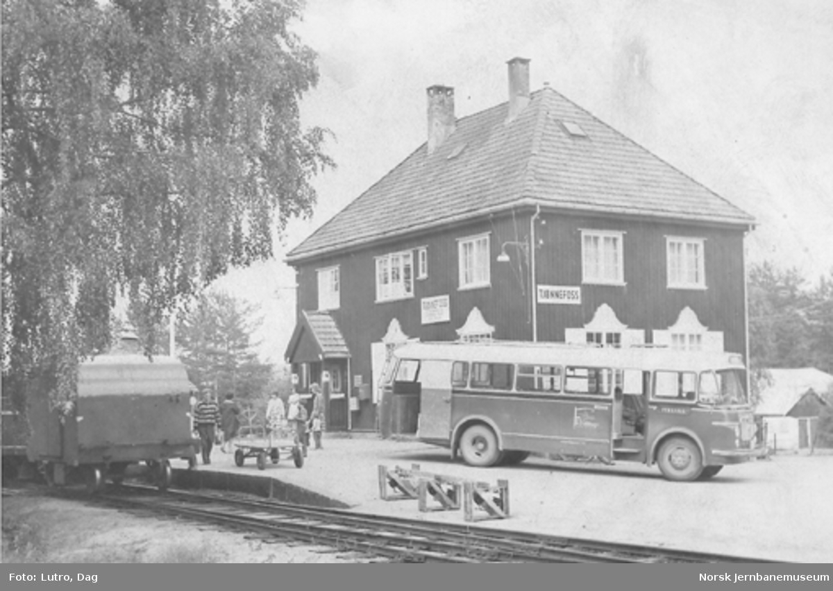Tjønnefoss stasjon med bakre del av motorvogntoget og rutebussen til Fyresdal