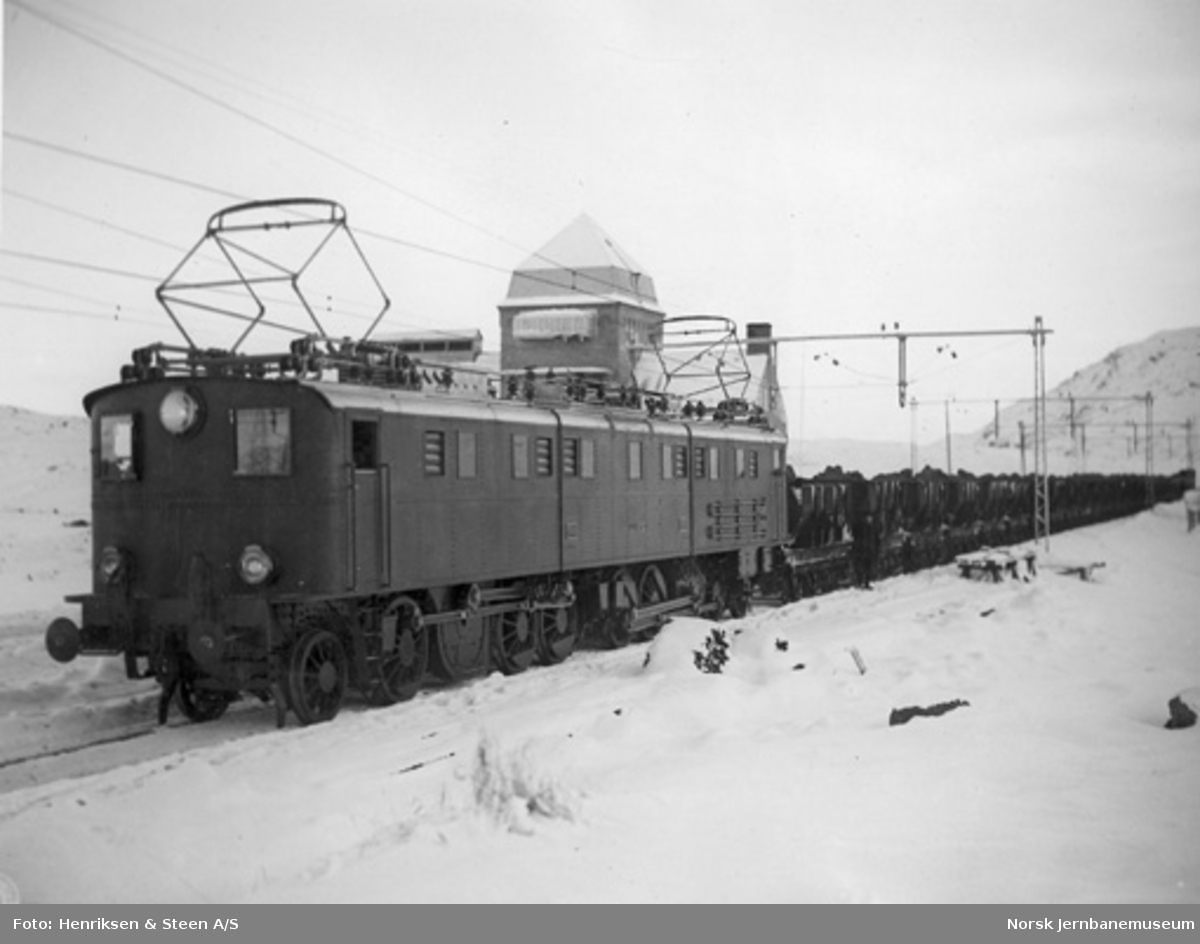 Elektrisk lokomotiv El 4 nr. 2033 med malmtog