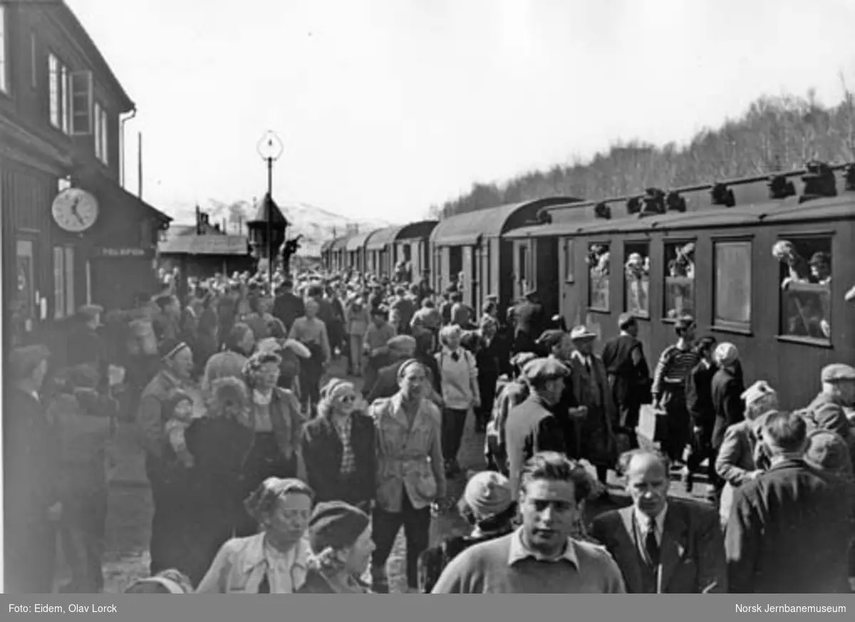 Påsketrafikk 1949 : persontog med reisende i godsvogner på Geilo stasjon