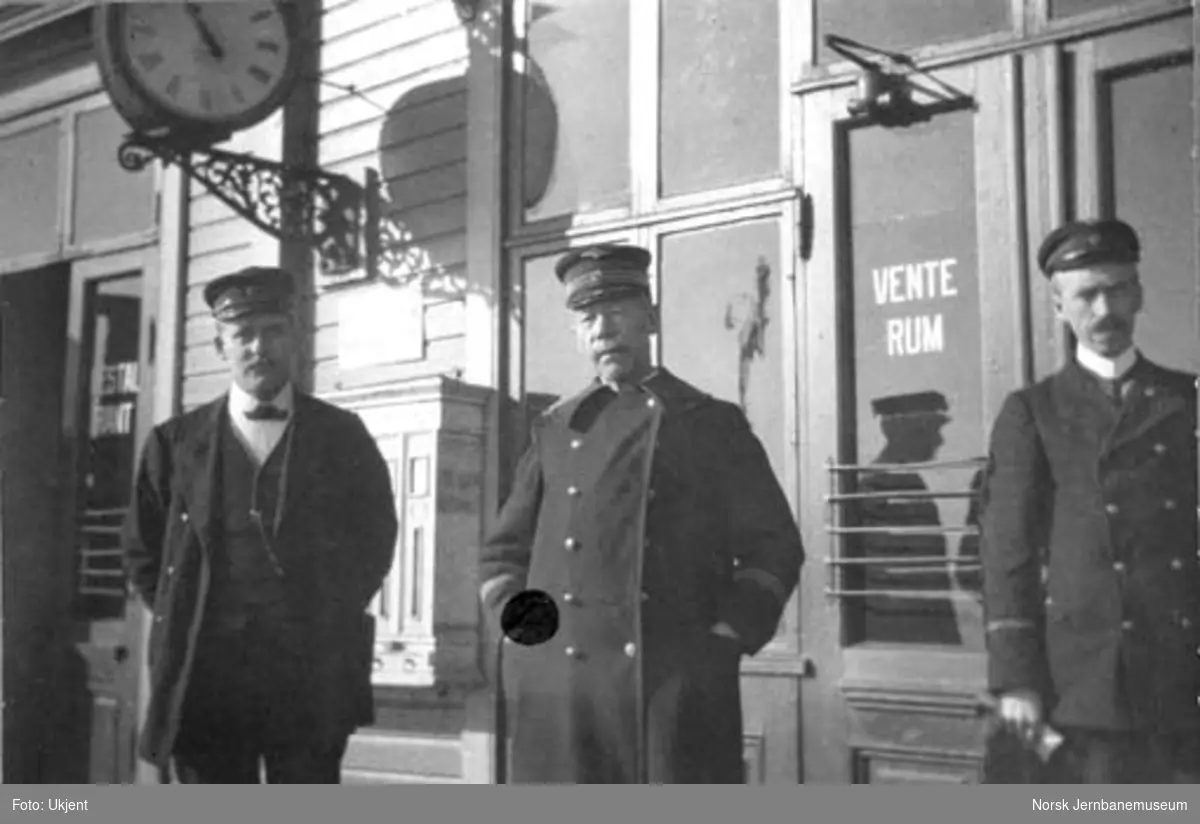 Personalet ved Horten stasjon fotografert foran stasjonsbygningen