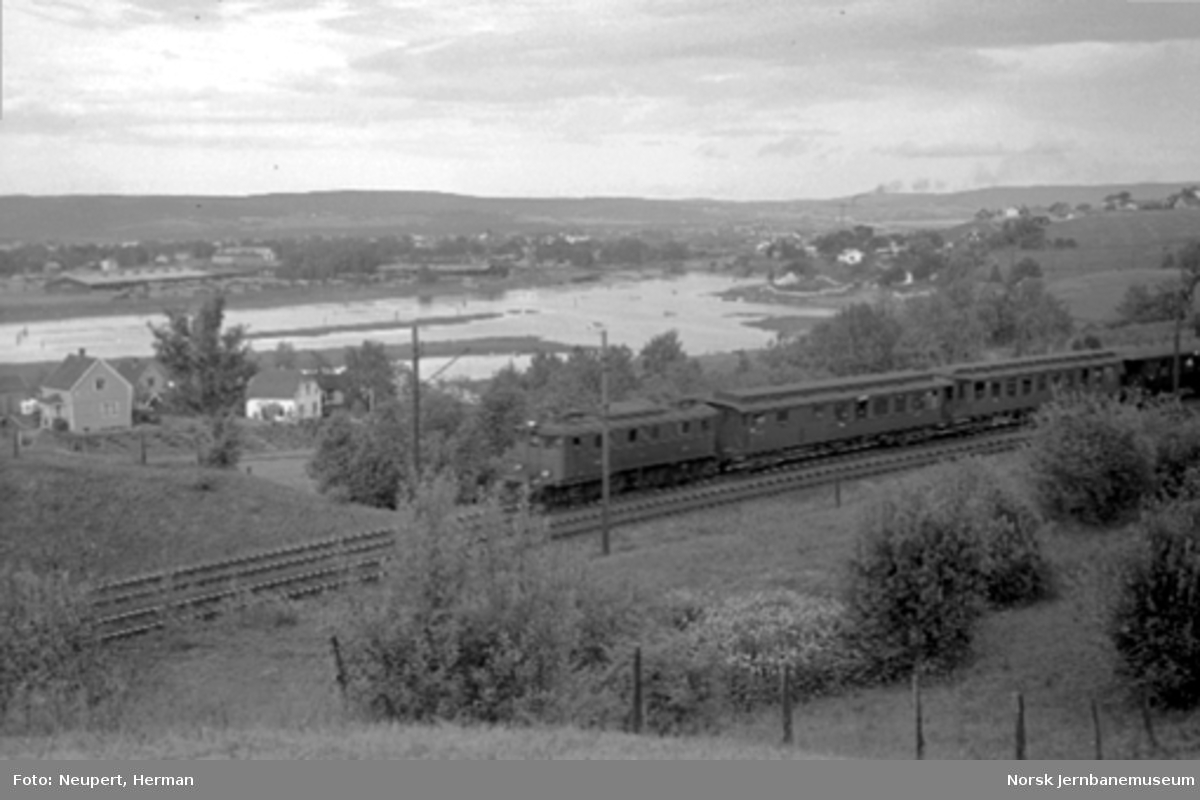 Elektrisk lokomotiv El 5 med persontog mellom Lillestrøm og Strømmen
