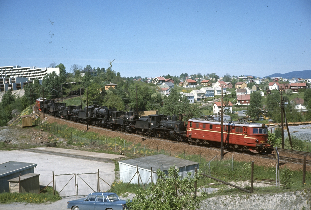 Utrangerte damplokomotiver underveis fra Oslo til Lillestrøm for opphugging.