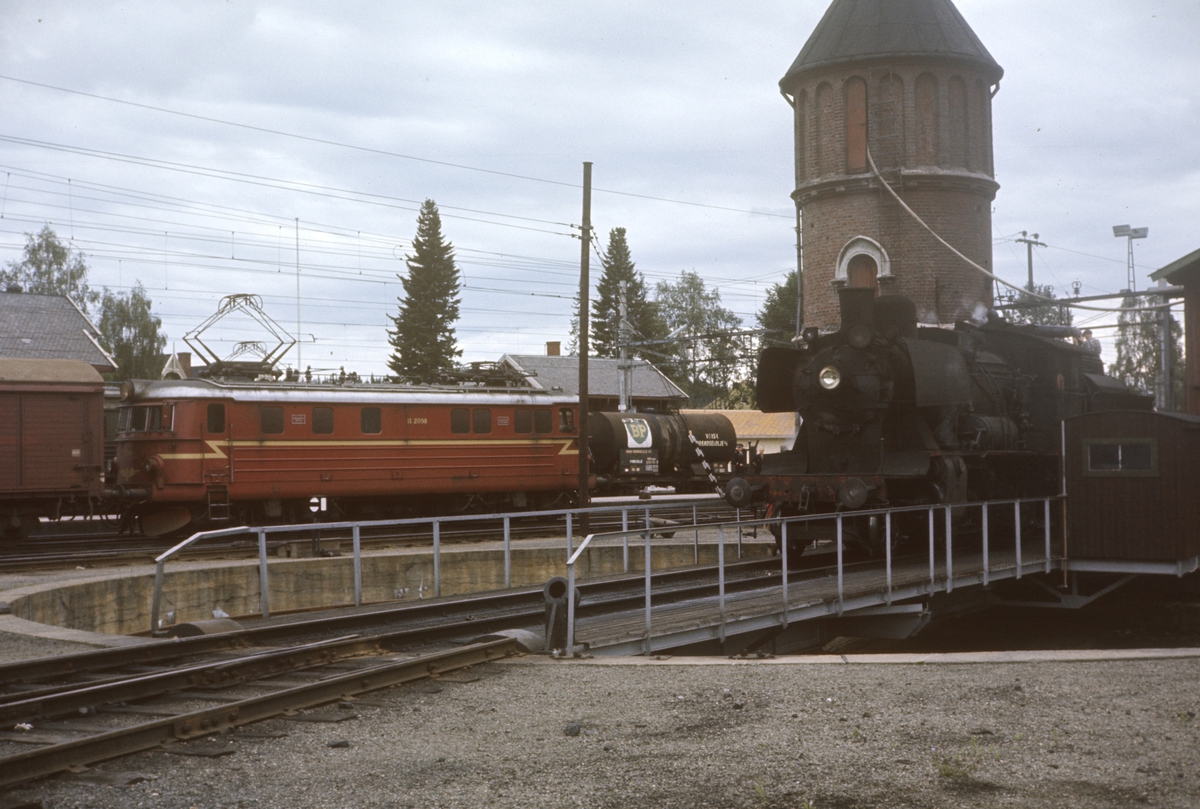 Damplokomotiv type 24b nr. 264 på svingskiven på Eina stasjon