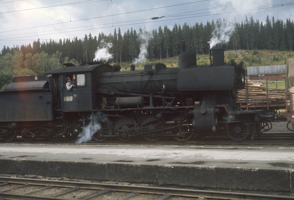 Damplokomotiv type 24b nr. 264 på Eina stasjon.