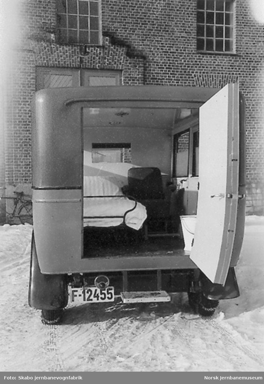Studebaker sykebil til Hønefoss og Ringerike Sanitetsforening, F-12455